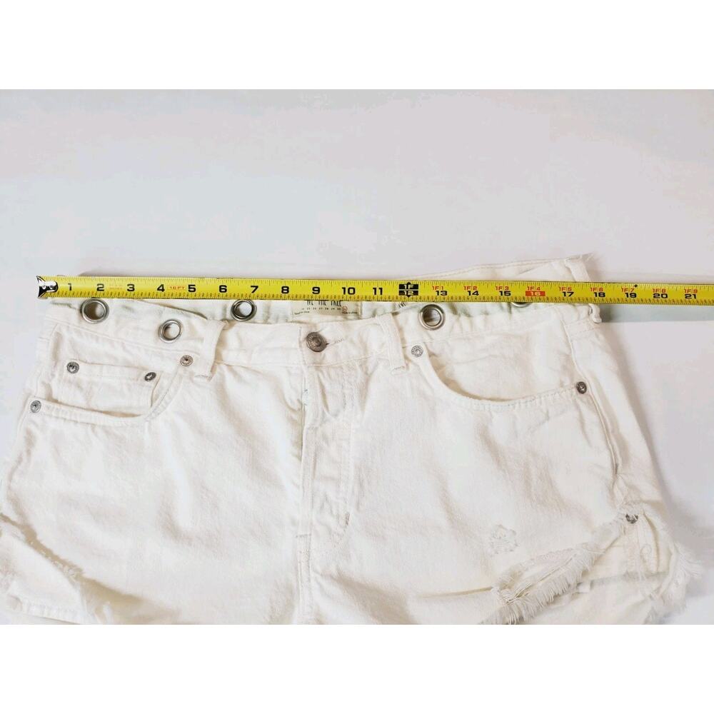 Free People Womens 31‎ Denim Shorts White Cut-offs Grommet Waist Distressed Jean - Picture 8 of 11